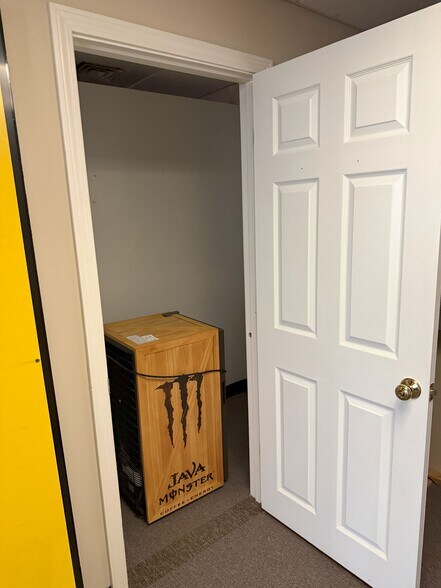 More Photos Of 304 Sandown Rd, East Hampstead Convenience Store For Lease