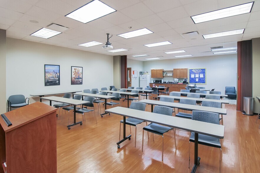More Photos Of 6400 N Northwest Hwy, Chicago Apartments For Lease