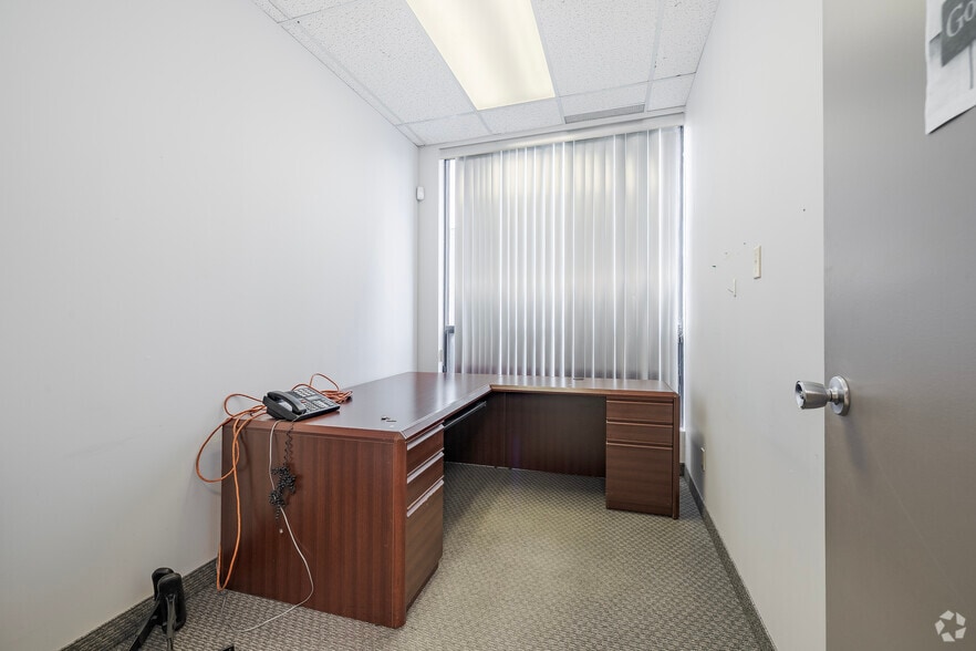 More Photos Of 81 Boul Brunswick, Dollard-des-Ormeaux Warehouse For Lease
