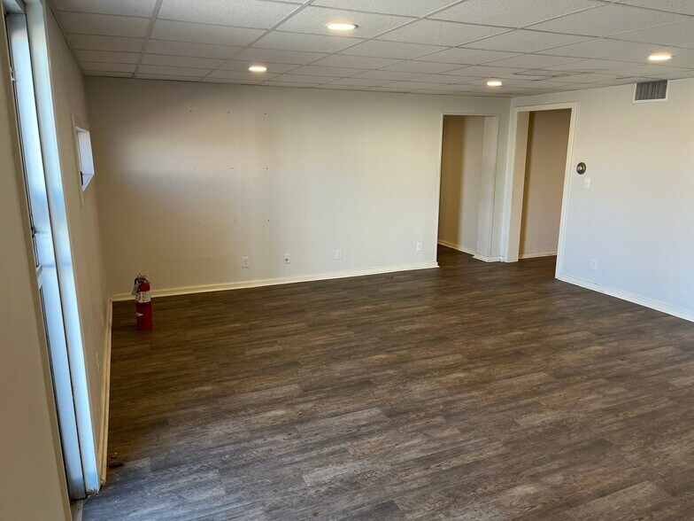 More Photos Of 908 E North St, Salina Warehouse For Lease