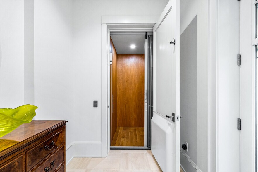 More Photos Of 152 N Section St, Fairhope Storefront Retail Residential For Sale