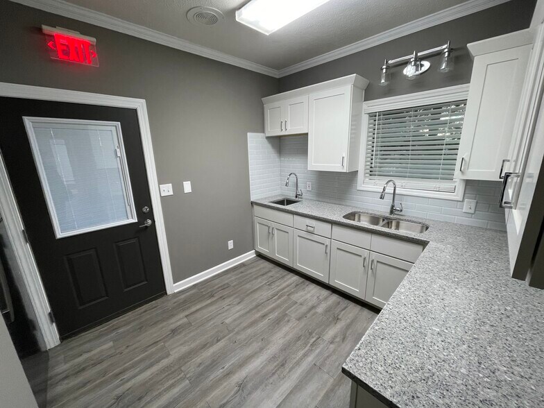 More Photos Of 2782 Waterlick Rd, Lynchburg Flex For Lease