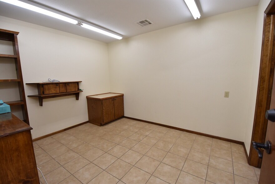 More Photos Of 701 W Broadway, Seminole Manufacturing For Sale