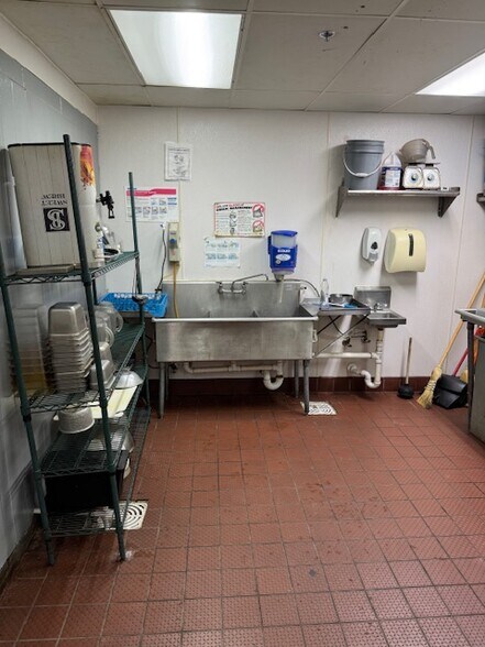 More Photos Of 2040 Schillinger Rd S, Mobile Freestanding For Lease