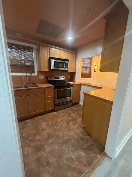 More Photos Of 9842 Main St, Berlin Office Residential For Lease