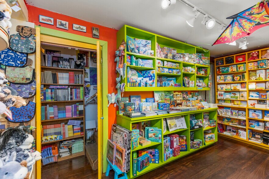 More Photos Of 936 Water St, Port Townsend Storefront Retail Residential For Sale