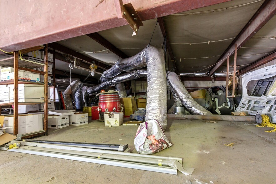 More Photos Of 413 Center St, Deer Park Industrial For Lease