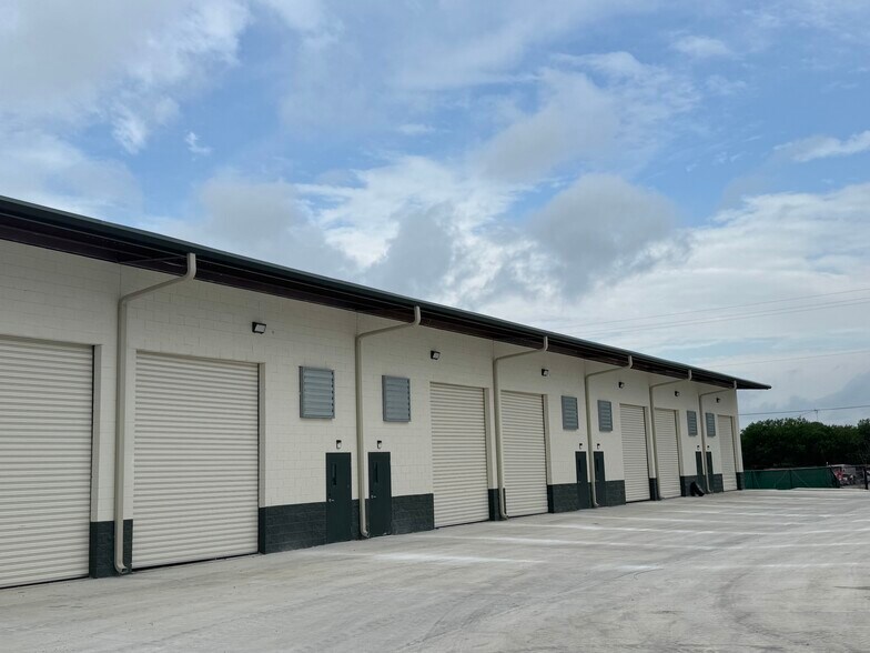 More Photos Of 11926 Rail Dr, San Antonio Unknown For Lease