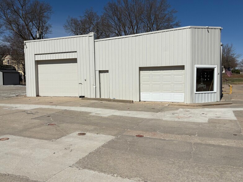 More Photos Of 833 Nemaha St, Humboldt Freestanding For Sale