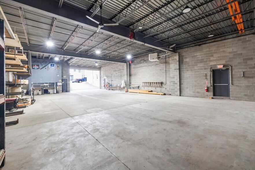 More Photos Of 456 Walker St, Fairview Flex For Lease