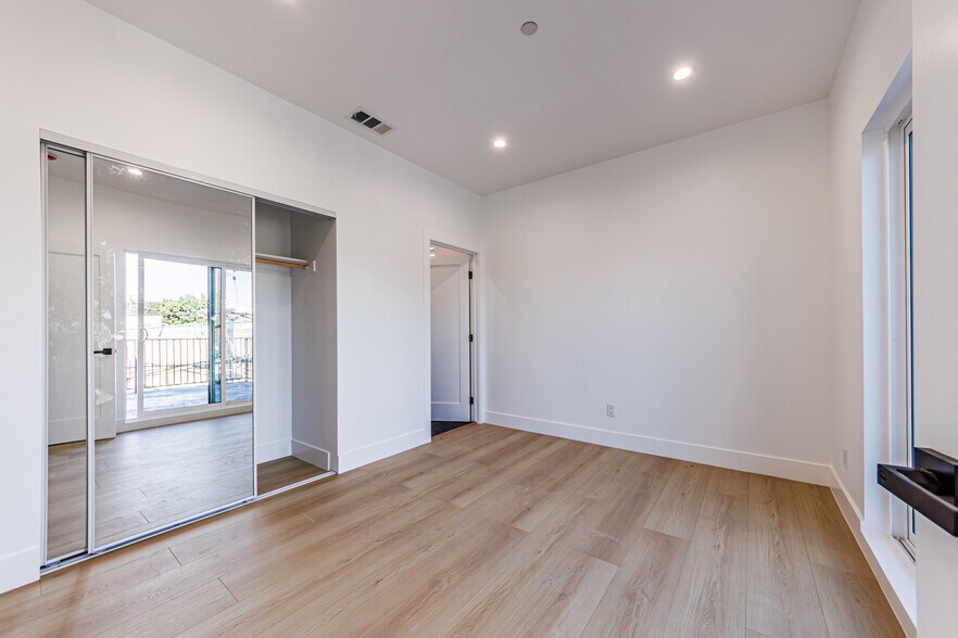 More Photos Of 5209 W 20th St, Los Angeles Multifamily For Sale