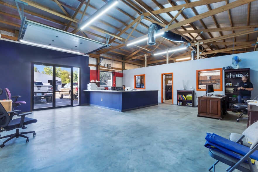 More Photos Of 722 Ketcham St, Indianapolis Warehouse For Sale
