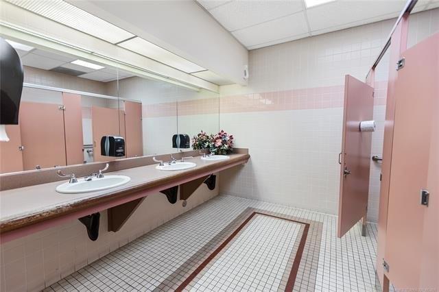 More Photos Of 315 W Will Rogers Blvd, Claremore Flex For Sale