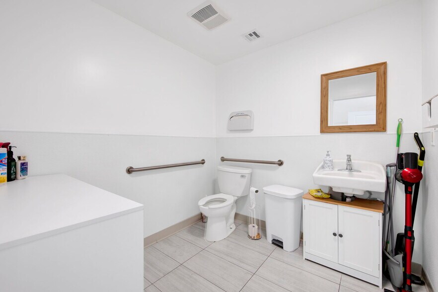 More Photos Of 7831 Foothill Blvd, Sunland Storefront Retail Office For Sale