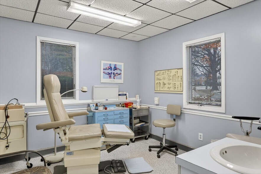 More Photos Of 2501 Plainfield Ave NE, Grand Rapids Medical For Lease