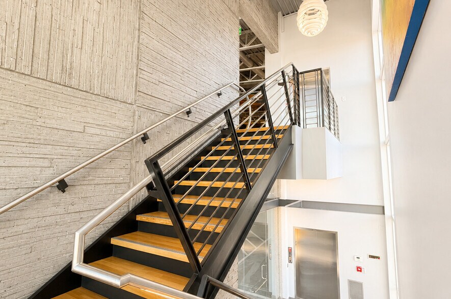 More Photos Of 630 6th St S, Kirkland Office For Lease