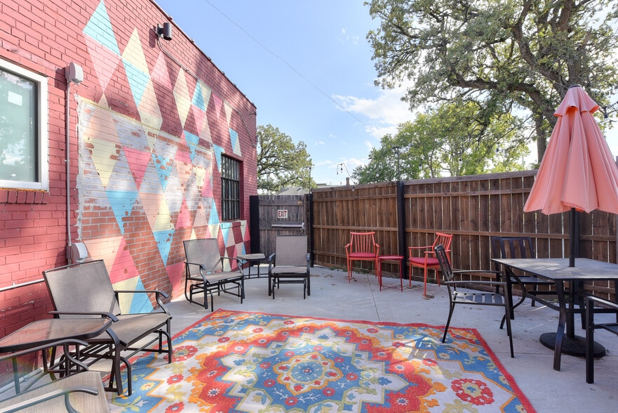 More Photos Of 1915 19th & Leavenworth Building, Omaha Restaurant For Lease