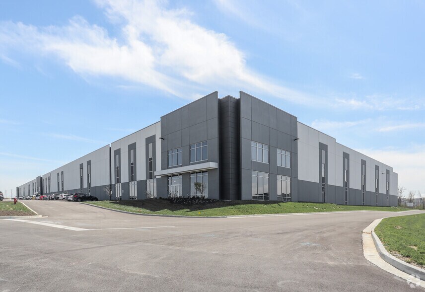 More Photos Of 8515 Challenger Dr, Indianapolis Distribution For Lease