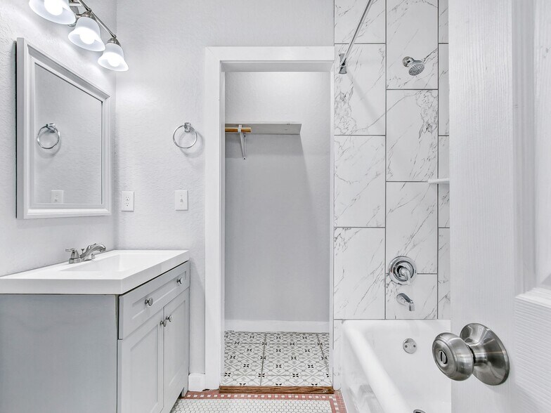 More Photos Of 1020 W French Plz, San Antonio Apartments For Sale