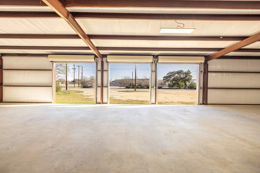 More Photos Of 713 N Riedel St, Yorktown Office For Sale