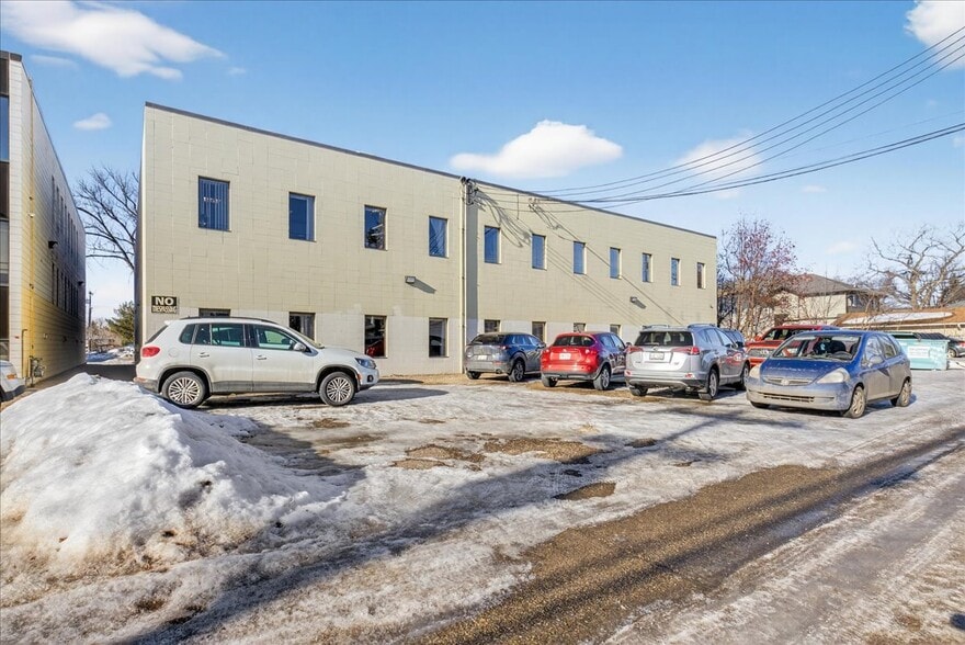 More Photos Of 11831 123 St NW, Edmonton Office For Sale