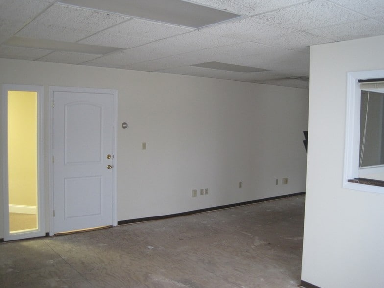 More Photos Of 910 Boston Post Rd E, Marlborough Office For Lease