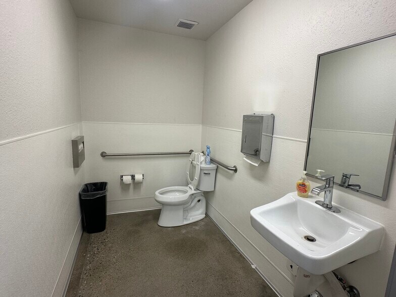 More Photos Of 14258 Valley Blvd, City Of Industry Manufacturing For Lease