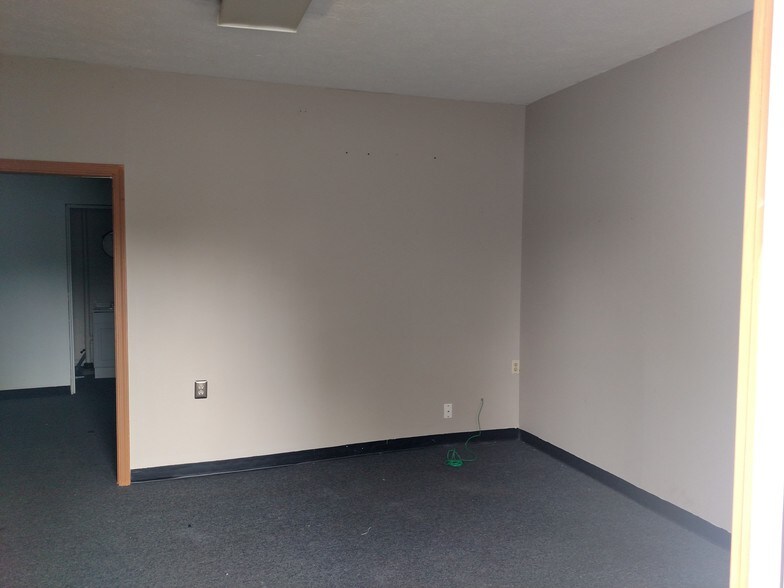 More Photos Of 338 Northeast Ave, Tallmadge Office For Lease