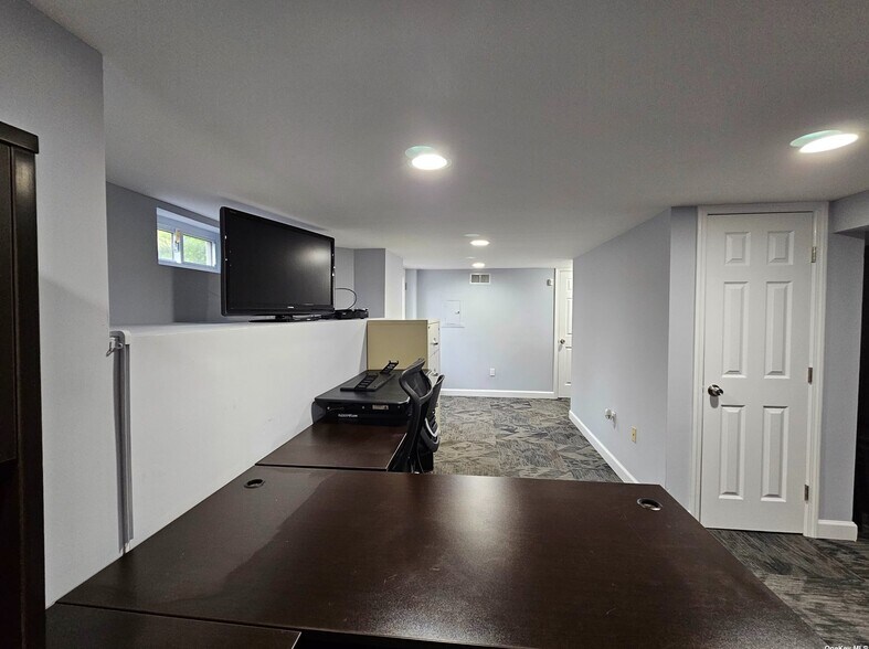 More Photos Of 76 Medford Ave, Patchogue Office For Lease