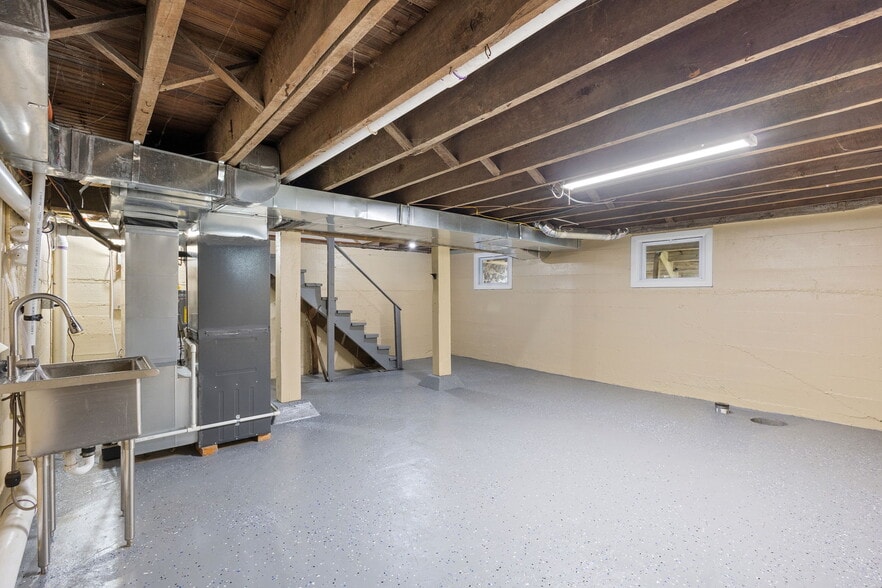 More Photos Of 8519 Chestnut Ave, Bowie Storefront For Sale