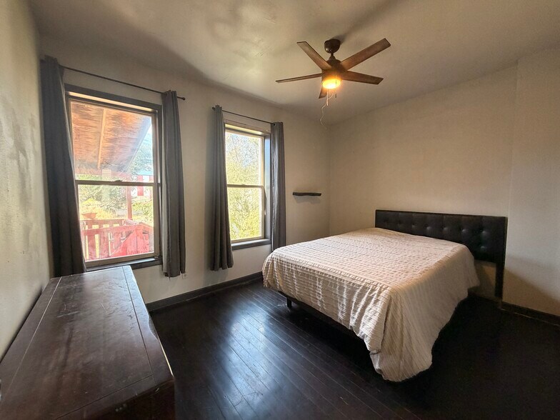 More Photos Of 1005 1st St, Moro Freestanding For Sale