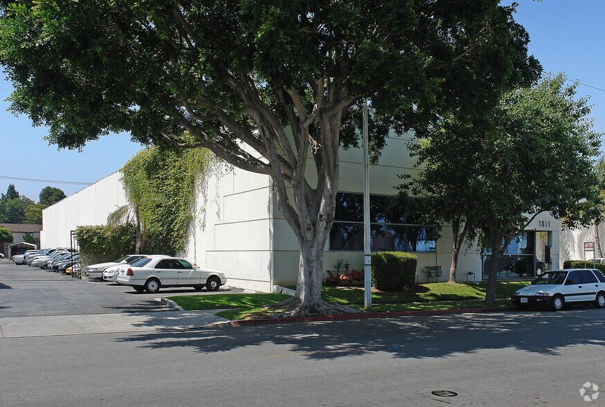 More Photos Of 1351 Logan Ave, Costa Mesa Warehouse For Lease