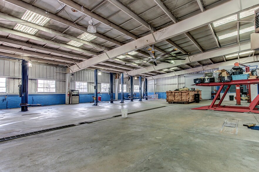 More Photos Of 709 New Franklin Rd, Lagrange Freestanding For Lease