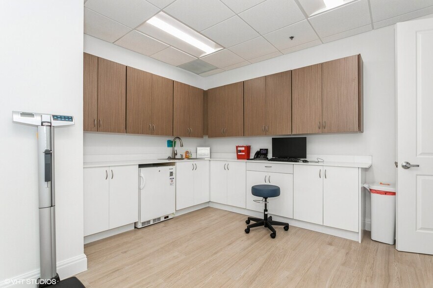 More Photos Of 2520 Tamiami Trl N, Nokomis Medical For Sale
