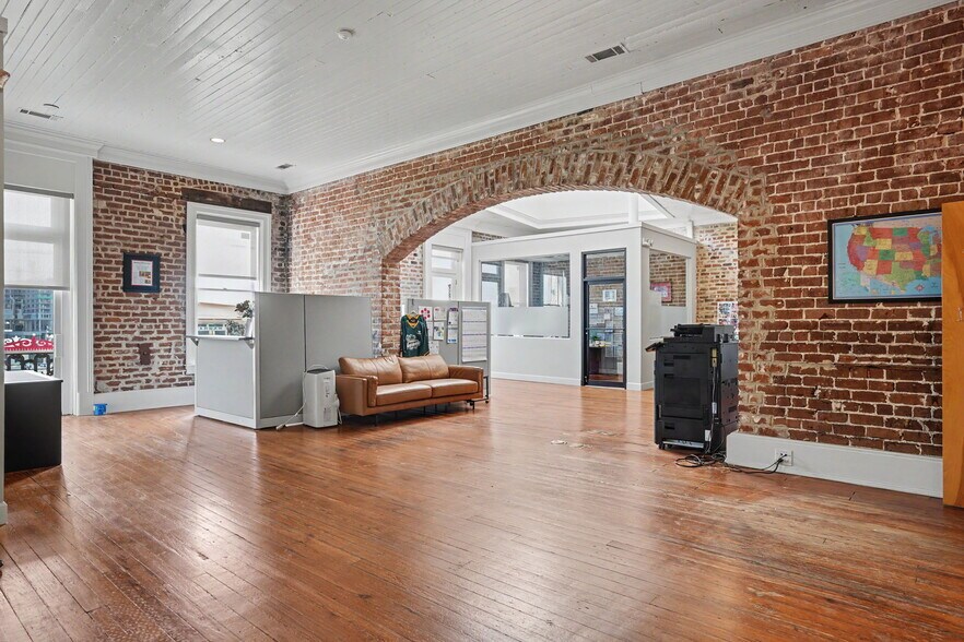 More Photos Of 12 E Bay St, Savannah Storefront Retail Office For Lease