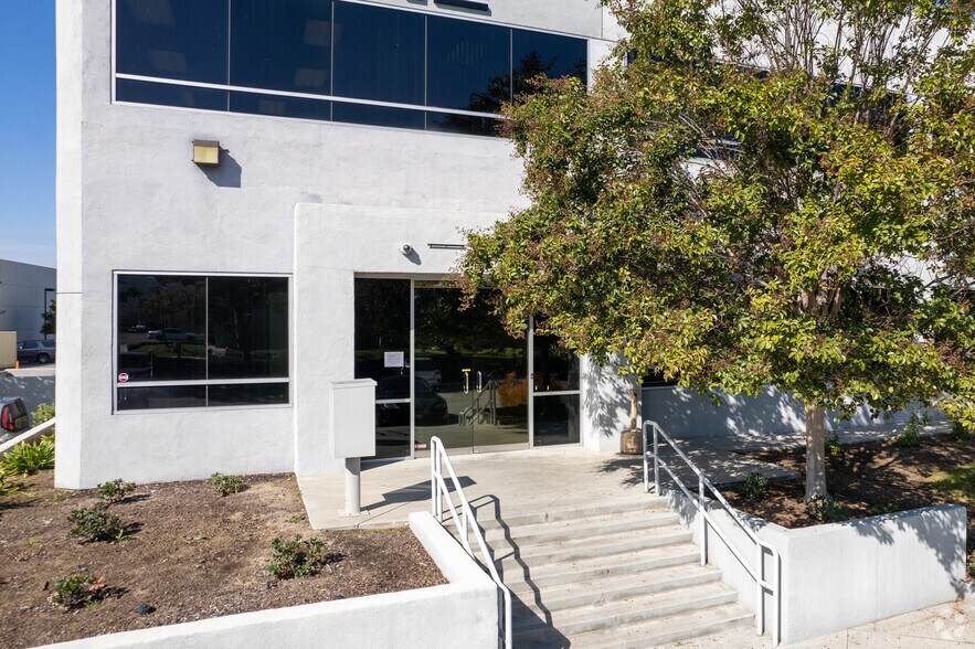 More Photos Of 12 Chrysler, Irvine Light Manufacturing For Lease