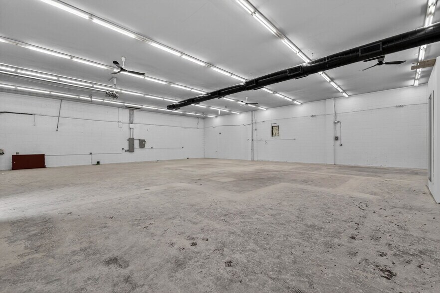 More Photos Of 890 Lafayette Rd, Seabrook Freestanding For Lease