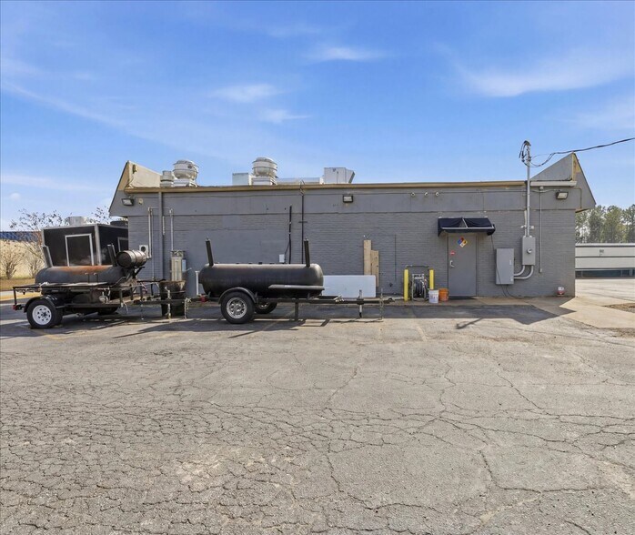 More Photos Of 575 N Glynn St, Fayetteville Freestanding For Sale