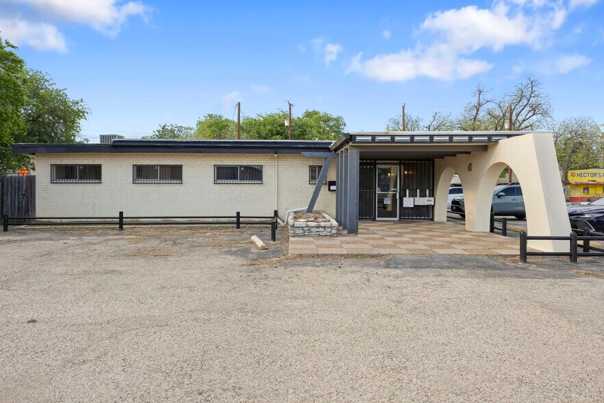 More Photos Of 1445 Somerset Rd, San Antonio Medical For Sale