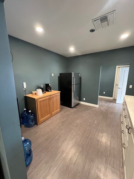 More Photos Of 3025 Beyer Blvd, San Diego Warehouse For Lease