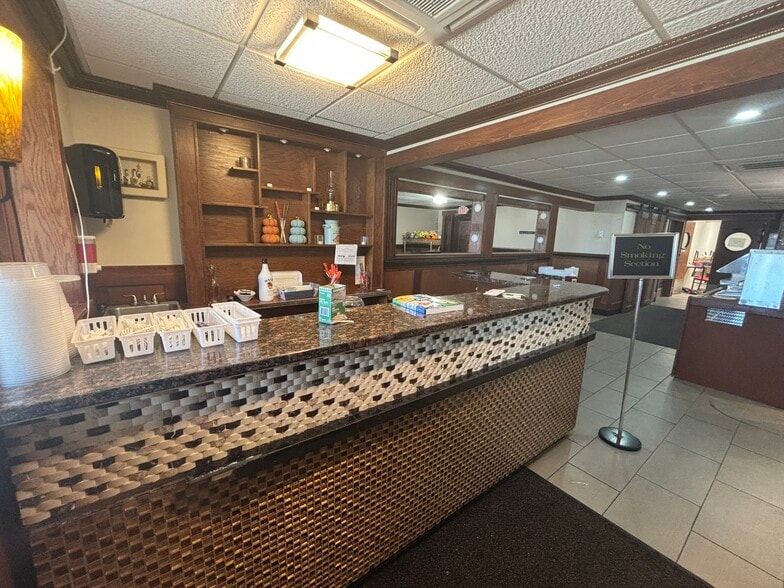 More Photos Of 186 High St, Ellsworth Restaurant For Lease