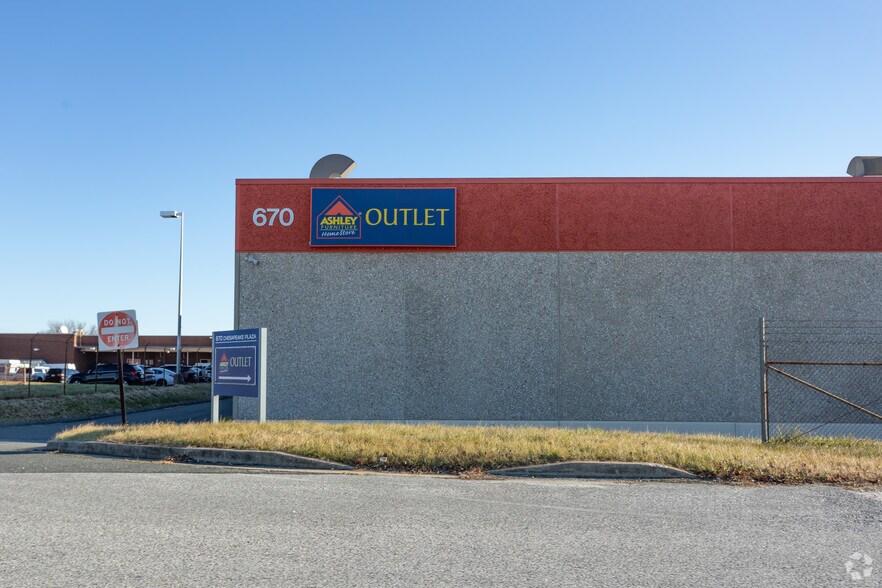 More Photos Of 670 Chesapeake Park Plz, Middle River Warehouse For Lease