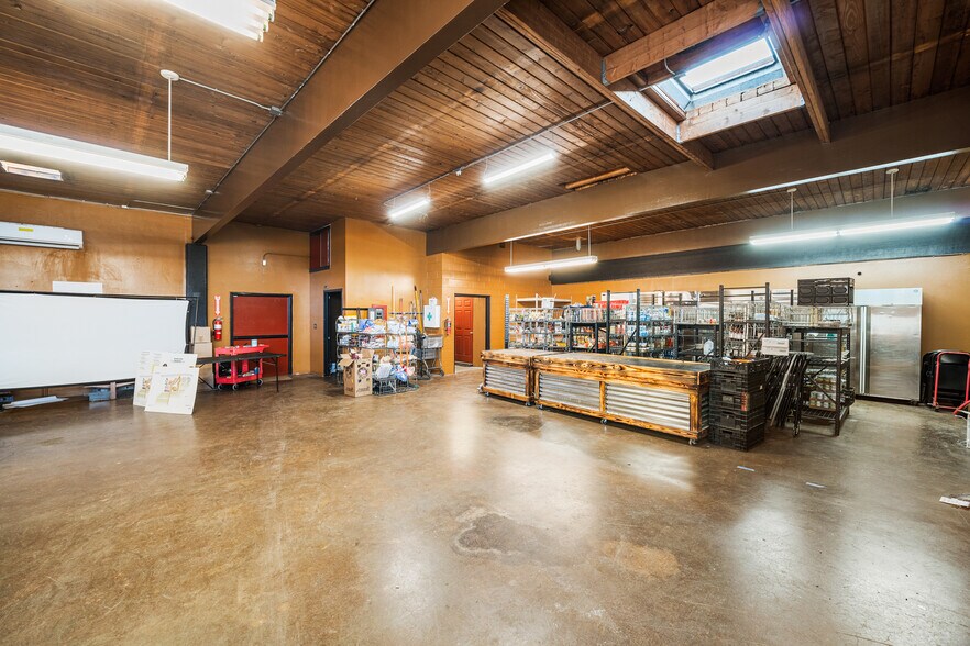 More Photos Of 13116 NE Sandy Blvd, Portland Storefront Retail Office For Sale