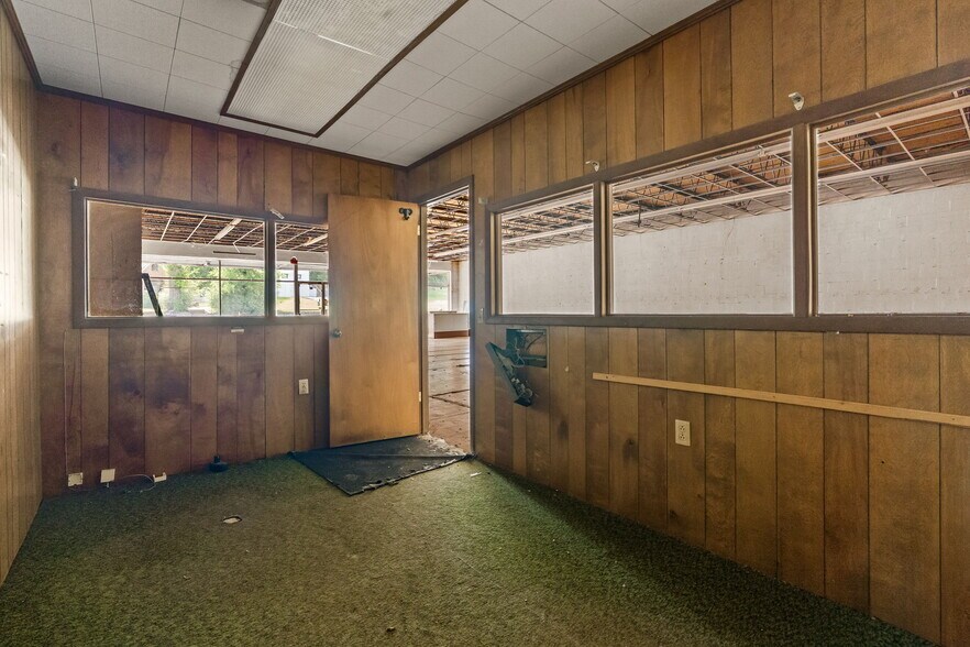 More Photos Of 140 1st S, Alabaster Storefront For Sale