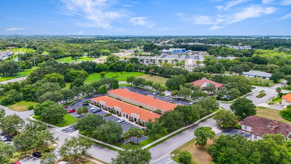 More Photos Of 3911 Golf Park Loop, Bradenton Office For Lease