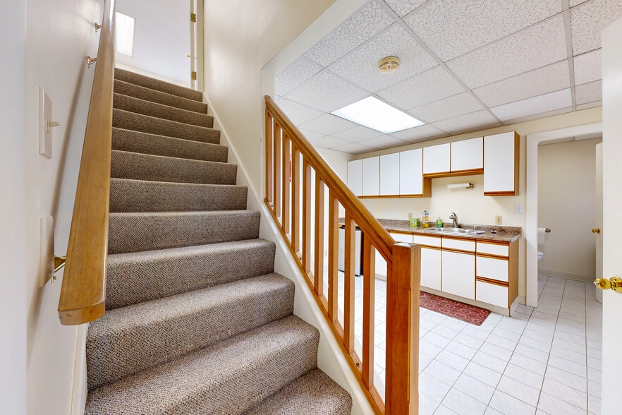 More Photos Of 17 Lark Ave, Saugus Office For Lease