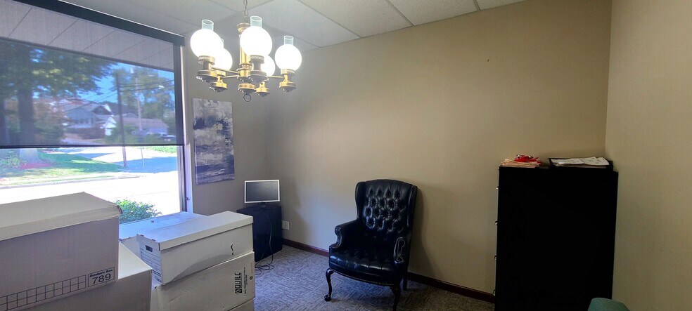 More Photos Of 320 N 5th St, Saint Charles Office For Sale