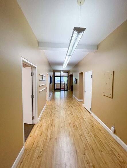 More Photos Of 1430 SW Clay St, Portland Office For Sale