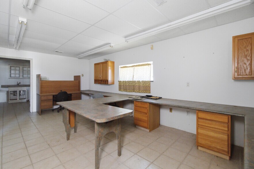 More Photos Of 1398 S Valley Rd, West Plains General Retail For Sale