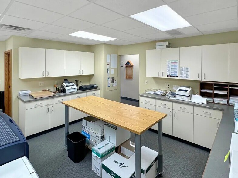 More Photos Of 601 Jewett St, Marshall Office For Sale